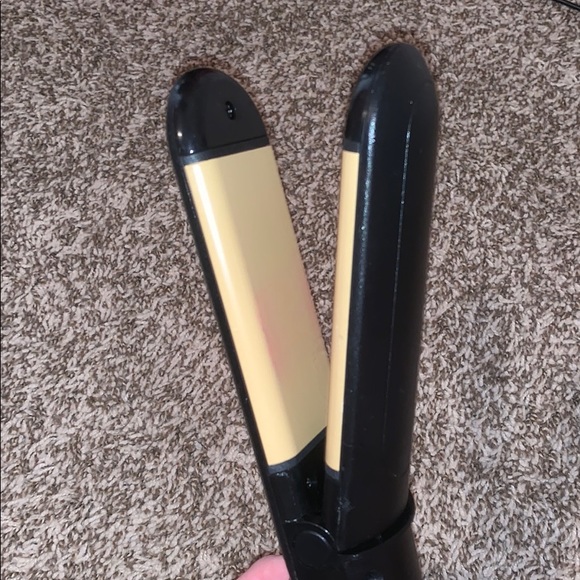 Revlon flat iron - Picture 3 of 5